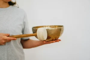 Mehr über den Artikel erfahren Klangschalen Yin Yoga
